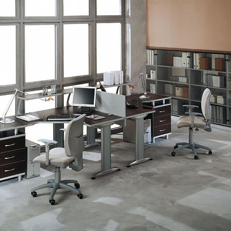 Офисная мебель для персонала: Рабочее место для 2-х сотрудников цвета темного дуба.