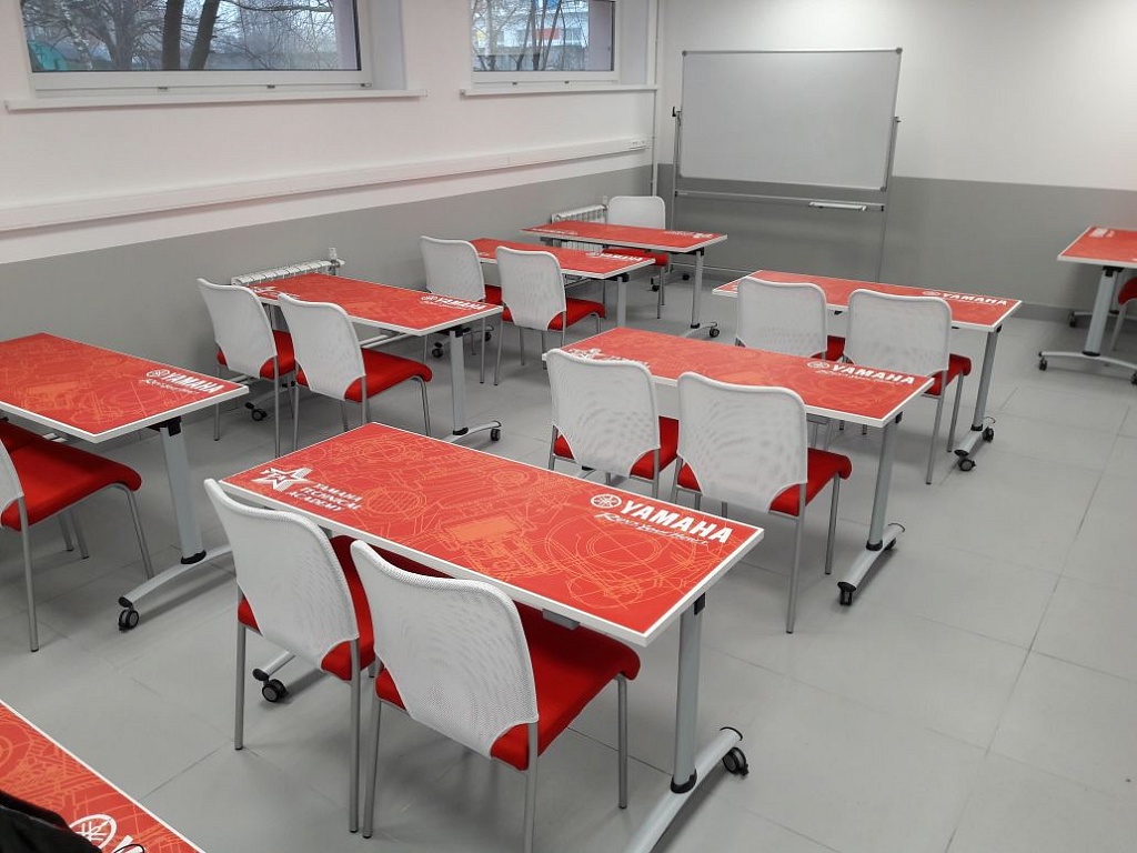 Три новых парты. Современные школьные парты. Столы для учебного класса. Стол для аудитории. Мебель для учебных аудиторий.