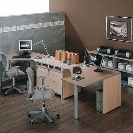 Офисная мебель для персонала: Рабочее место для 2-х сотрудников цвета светлого дуба.